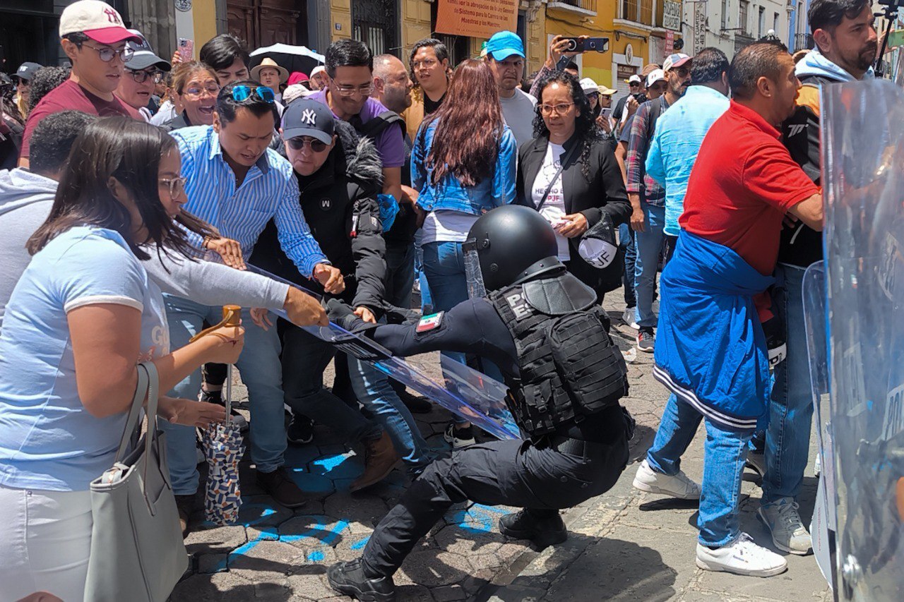 Opositores a la reforma del Poder Judicial intentan ingresar al Congreso de Puebla  | EsImagen