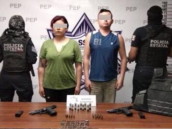 Con droga y armas ilegales detienen a pareja de supuestos policías en Tehuacán