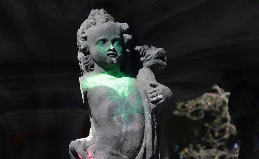 Así luce la Fuente de San Miguel en el zócalo de Puebla luego de las protestas del 8M | foto:  agencia Es Imagen para El Universal Puebla