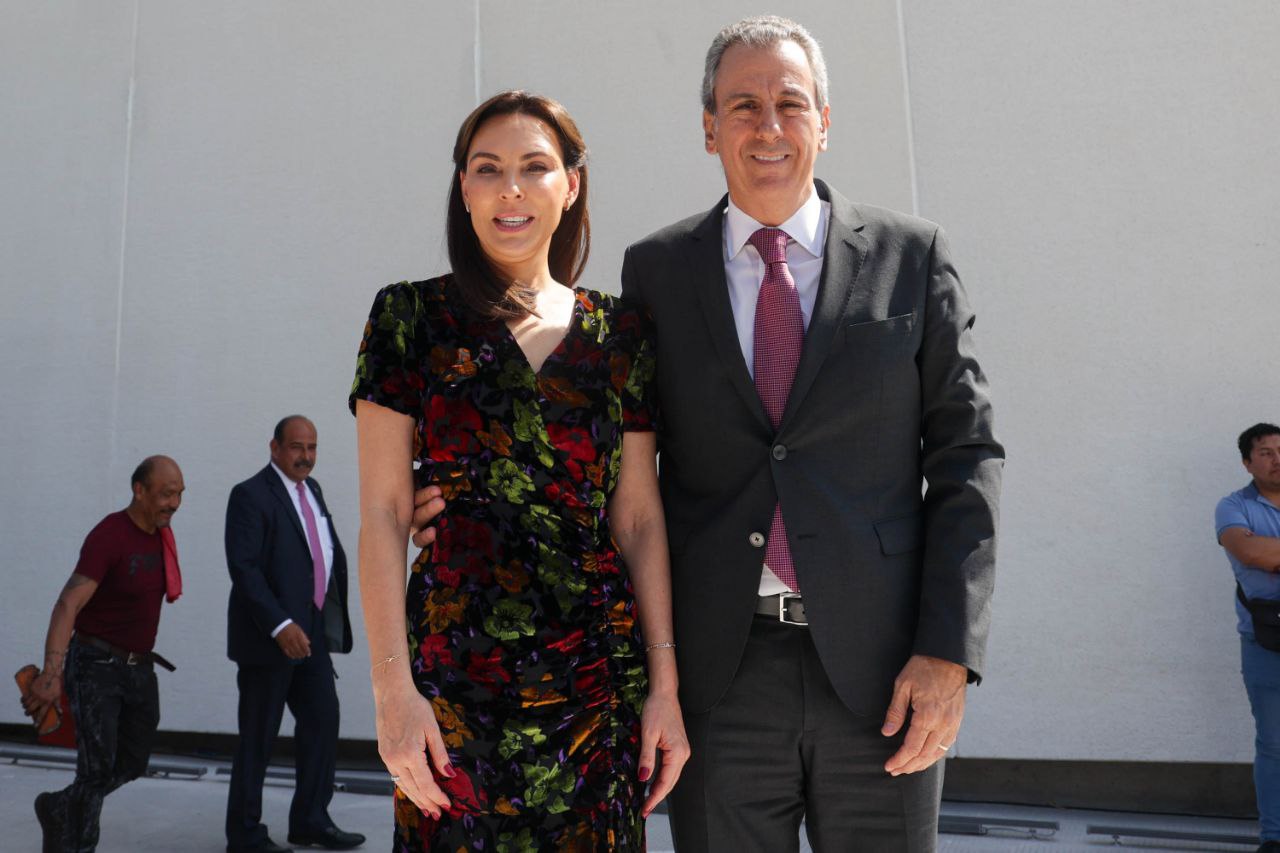Pepe Chedraui y su esposa acudieron a la inauguración de la nueva sede del Congreso | Foto: EsImagen