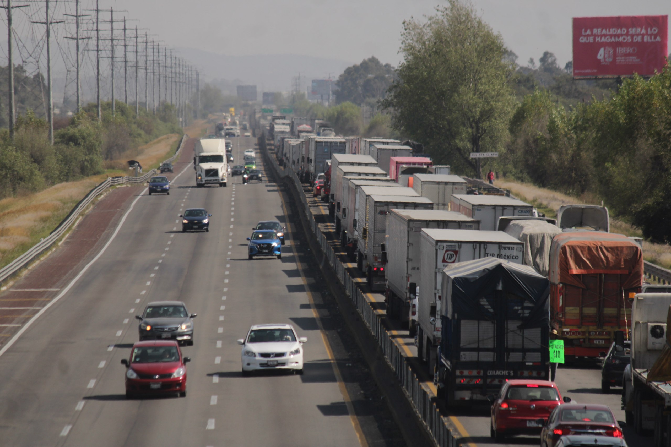 Desde el lunes 6 de mayo al 16 del mismo mes, la carretera México Puebla cerrará dos vías que conducen a la capital debido a obras de mantenimiento en esta transitada vía.

Foto: Producción El Universal 