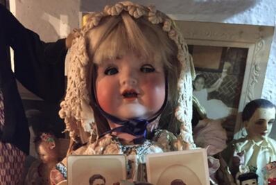 Conoce la historia de Emma, la muñeca poblana hecha con cabellos y dientes humanos