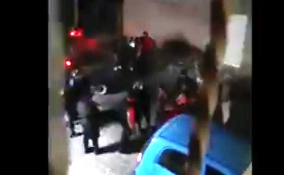 Dos hombres, padre e hijo, denunciaron a policías de barrio de San Pedro Acoquiaco por abuso de autoridad tras una golpiza | foto: Especial