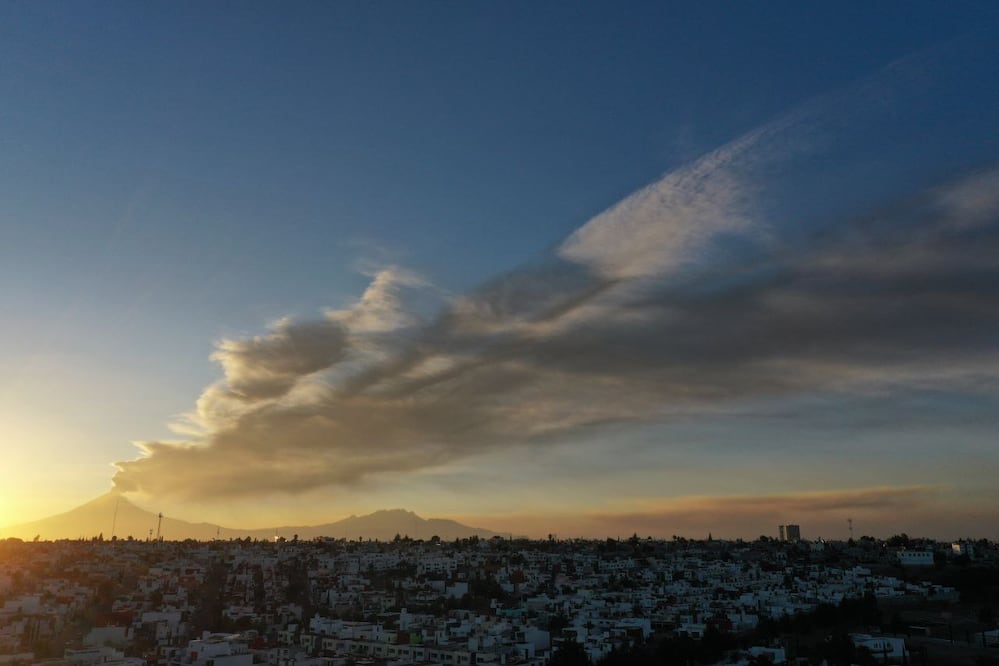 La ceniza del volcán Popocatépetl está afectando la calidad del aire en Puebla | Foto: EsImagen
