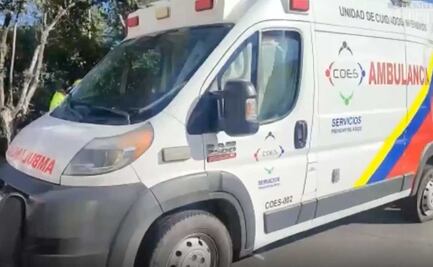 Choca ambulancia contra poste de luz en Reforma Agua Azul