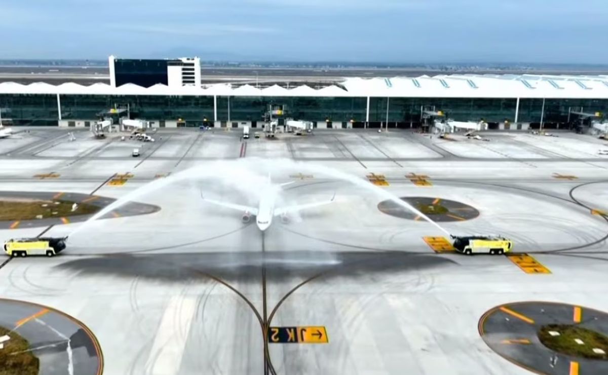 Primer vuelo de Mexicana de Aviación bajo un arco de agua, porque vuelve a volar después de 13 años. | Foto: Captura