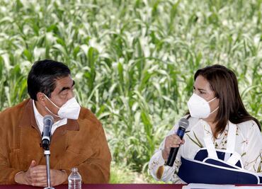 Barbosa le dice "corrupta" a habitante de Zacatepec, funcionarias del gobierno ríen