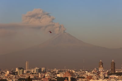 Aerolíneas cancelan operaciones en el AICM por actividad del Popocatépetl