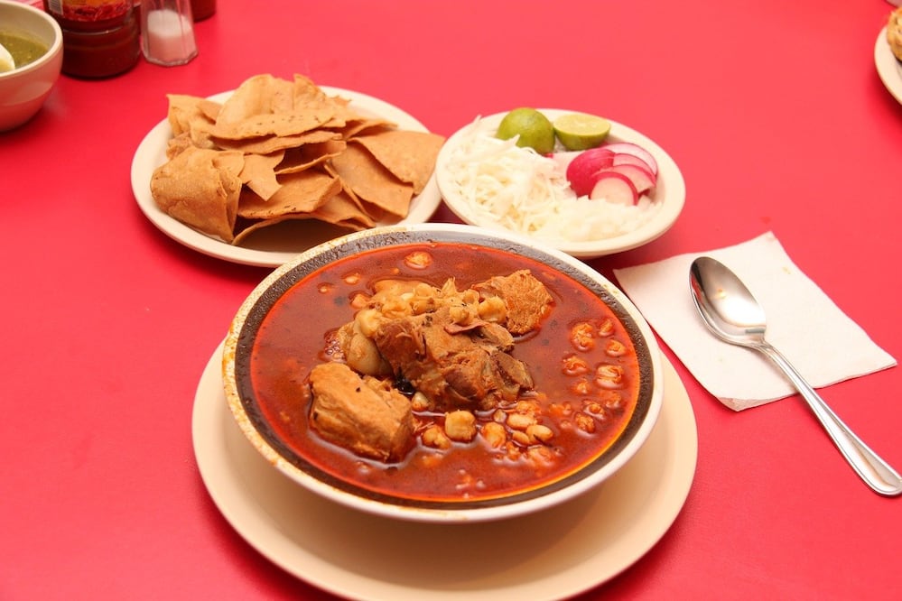 Pozole rojo, uno de los platillos más tradicionales de México. Foto: Pixabay
