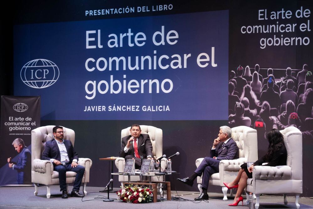 Esta noche, Javier Sánchez Galicia presentó su libro El arte de comunicar el gobierno | Foto: EsImagen
