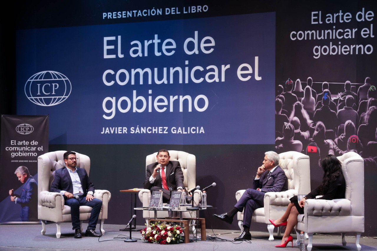 Javier Sánchez Galicia presenta nuevo libro; Alejandro Armenta destaca el reto de comunicar el gobierno