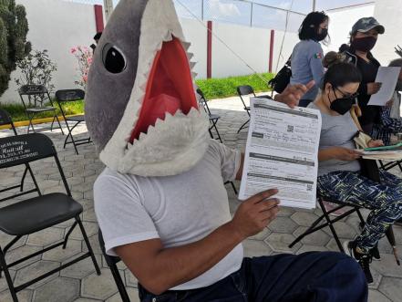 Aquí llegó tu tiburón. Treintón acude a vacunarse con disfraz en Cholula