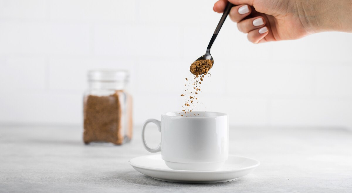 Tomar una taza de café que ha pasado su fecha de consumo recomendada generalmente no representa un riesgo grave para la salud, pero puede afectar tu experiencia de varias maneras. 
Foto: Producción El Universal Puebla