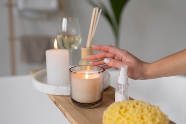 Descubre cómo reutilizar los recipientes de velas de forma sencilla y efectiva. Fuente: Freepik.