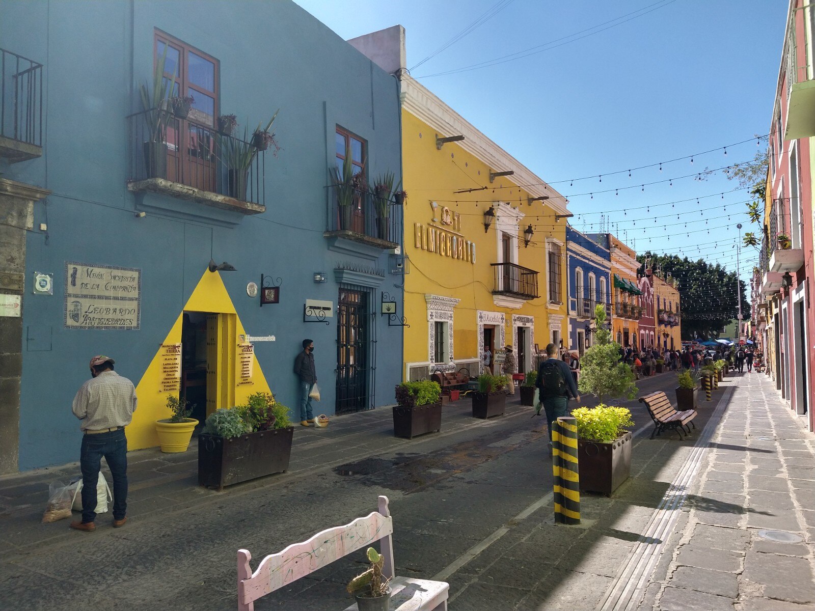 La calle 6 Sur, situada entre la 3 y 5 Oriente en el corazón del Centro Histórico de Puebla, ha adquirido popularidad como destino turístico gracias a sus vibrantes fachadas. 

Foto: Producción El Universal Puebla