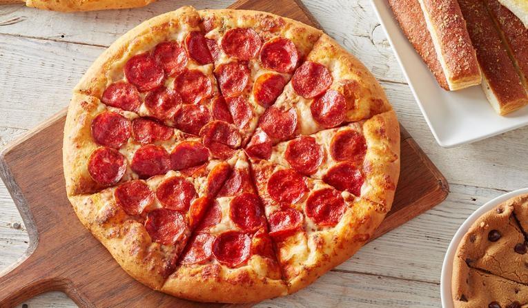 Al comprar una pizza grande de masa tradicional o Hut Cheese de especialidades seleccionadas, los clientes podrán obtener una segunda pizza mediana tradicional, con un solo ingrediente o pepperoni, por solo 10 pesos adicionales. 

Foto: Producción El Universal Puebla