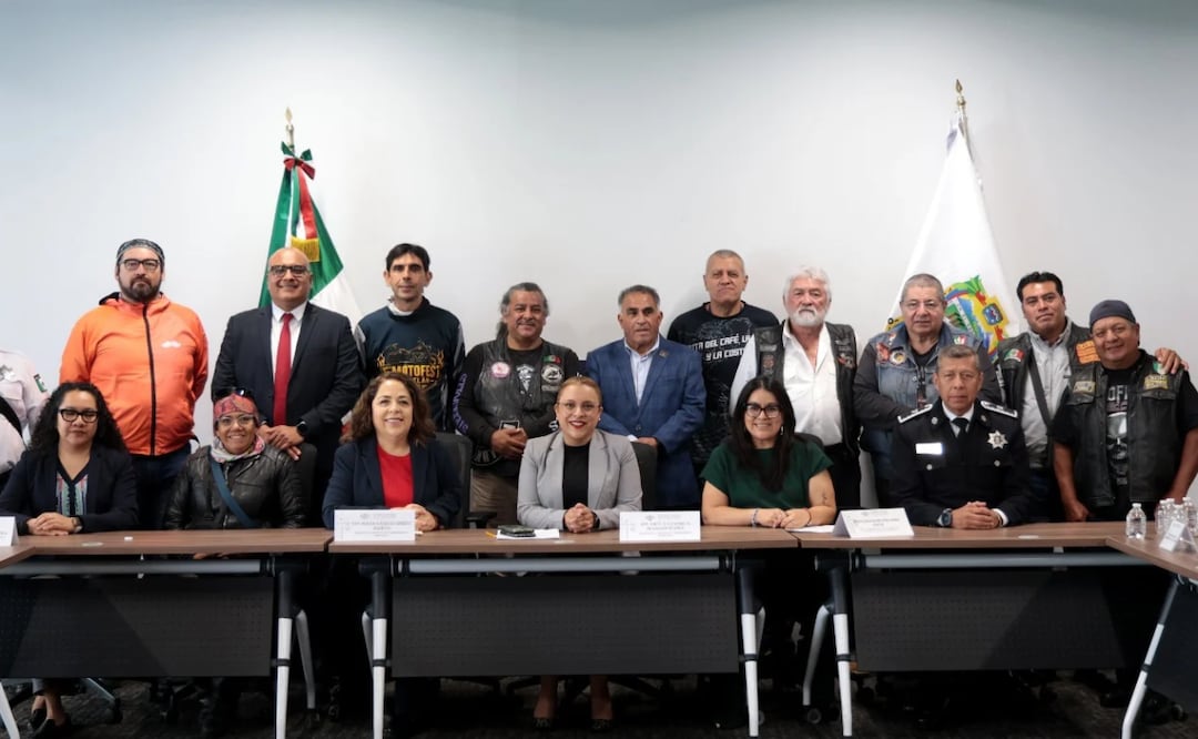 Se mantiene la suspensión del programa de chips en cascos, tras diálogo con motociclistas en el Congreso | Foto: Congreso de Puebla.