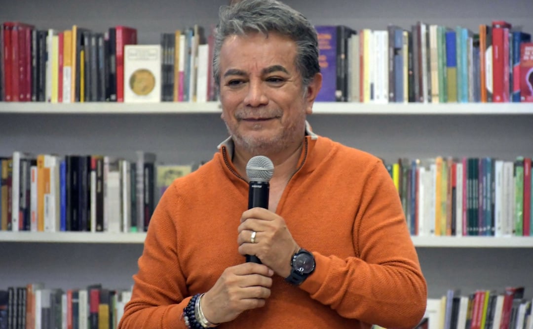 El comediante Freddy Ortega presentó su libro autobiográfico Sueños de un pseudoactor en la BUAP, donde destacó el humor como una forma de enfrentar el caos y combatir la tristeza | Foto: Buap