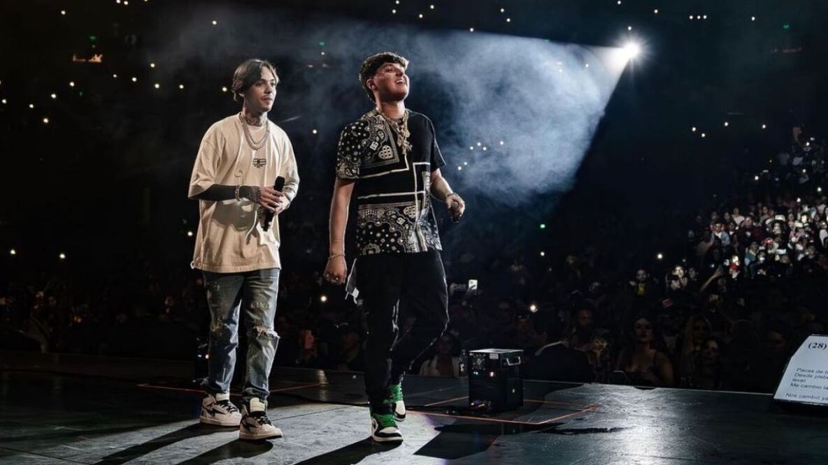 Un caso reciente que ilustra esta situación es la multa impuesta al cantante de corridos tumbados, Junior H, quien recibió una sanción de un millón 104 mil 819 pesos por interpretar 14 canciones que hacían apología del crimen organizado.
Foto: Producción El Universal Puebla