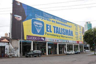 Ferretería Talismán se burla de ley: cambia foto de mujer en bikini por una monja en anuncio