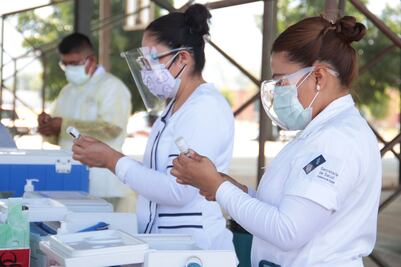 Vacunarán a 143 mil maestros en Puebla