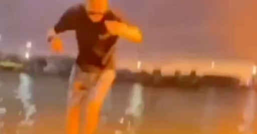 VIDEO | Así se vivió el momento en que joven es impactado por un rayo mientras bailaba