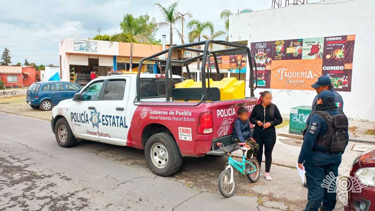 Un niño deambulaba solo por el Periférico Ecológico y fue rescatado por policías | Foto: Secretaría de Seguridad Pública