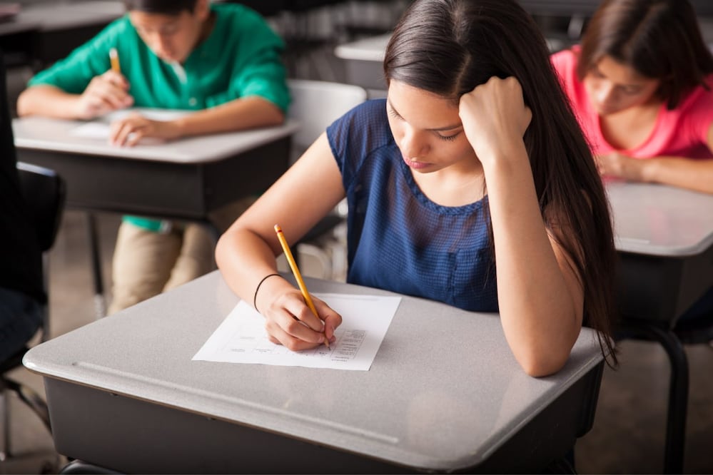 México registró sus resultados más bajos en Matemáticas y Comprensión Lectora en la prueba PISA 2025 | Foto: Magnific