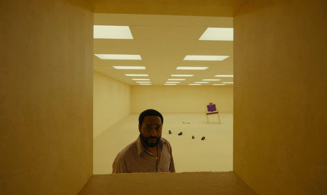 Chiwetel Ejiofor entrega una buena actuación, la cual va incrementando en intensidad conforme el laberinto lo consume | Foto: A24