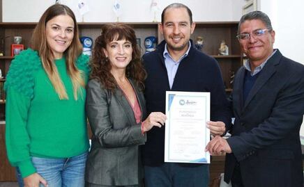 Marko Cortés entrega constancia a Augusta Díaz de Rivera como dirigente del PAN