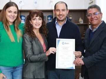 Marko Cortés entrega constancia a Augusta Díaz de Rivera como dirigente del PAN