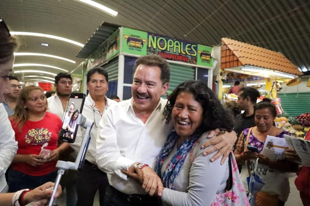 Nacho Mier recorrió el mercado de Amozoc | Foto: Especial