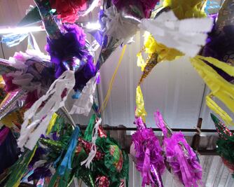 Maestro de Puebla enseña a hacer piñatas artesanales en TikTok