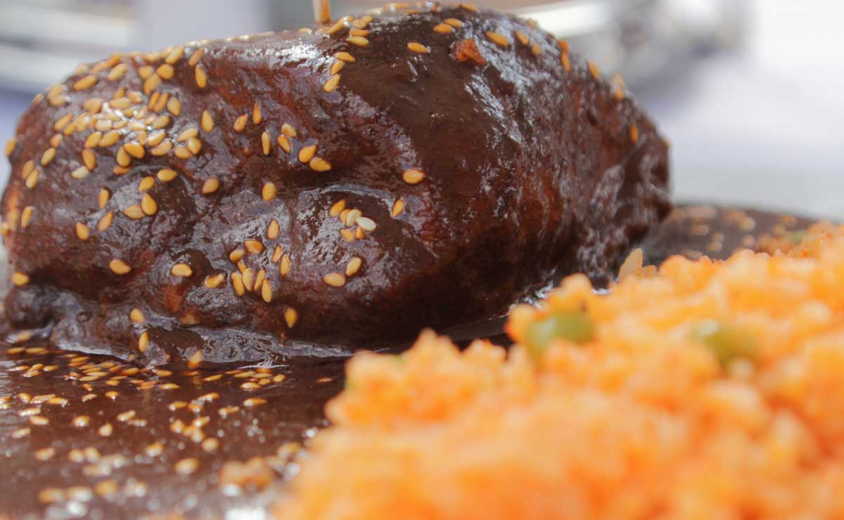 Festival del Mole de Santiago Miahuatlán 2023, la oportunidad perfecta de probar este manjar