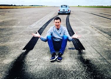 Vochito con motor eléctrico le gana arrancón a un Porsche Carrera 911