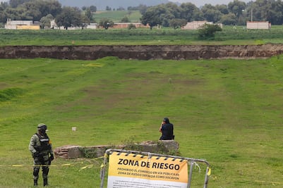 Insisten internautas en rescate de perrito en socavón