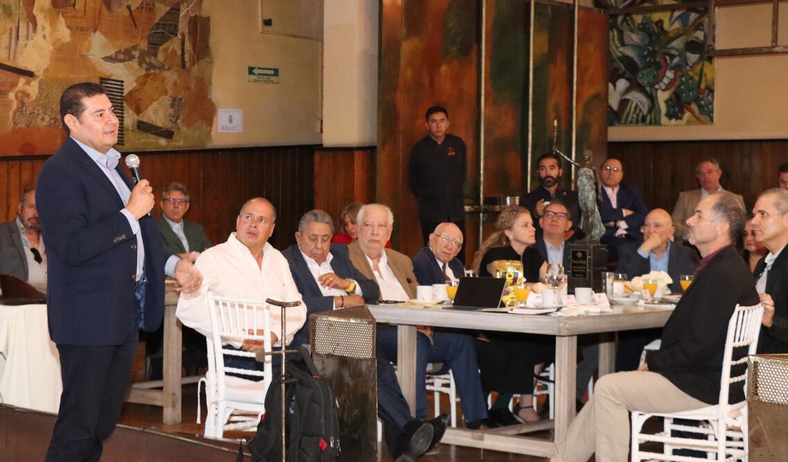 Alejandro Armenta fue invitado a un encuentro con empresarios | Foto: Especial