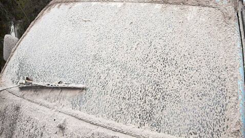 ¿Cómo limpiar la ceniza volcánica de tu auto sin usar agua?