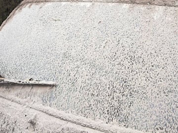 ¿Cómo limpiar la ceniza volcánica de tu auto sin usar agua?