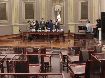 Echan flojerita 10 de 36 comisiones del Congreso de Puebla