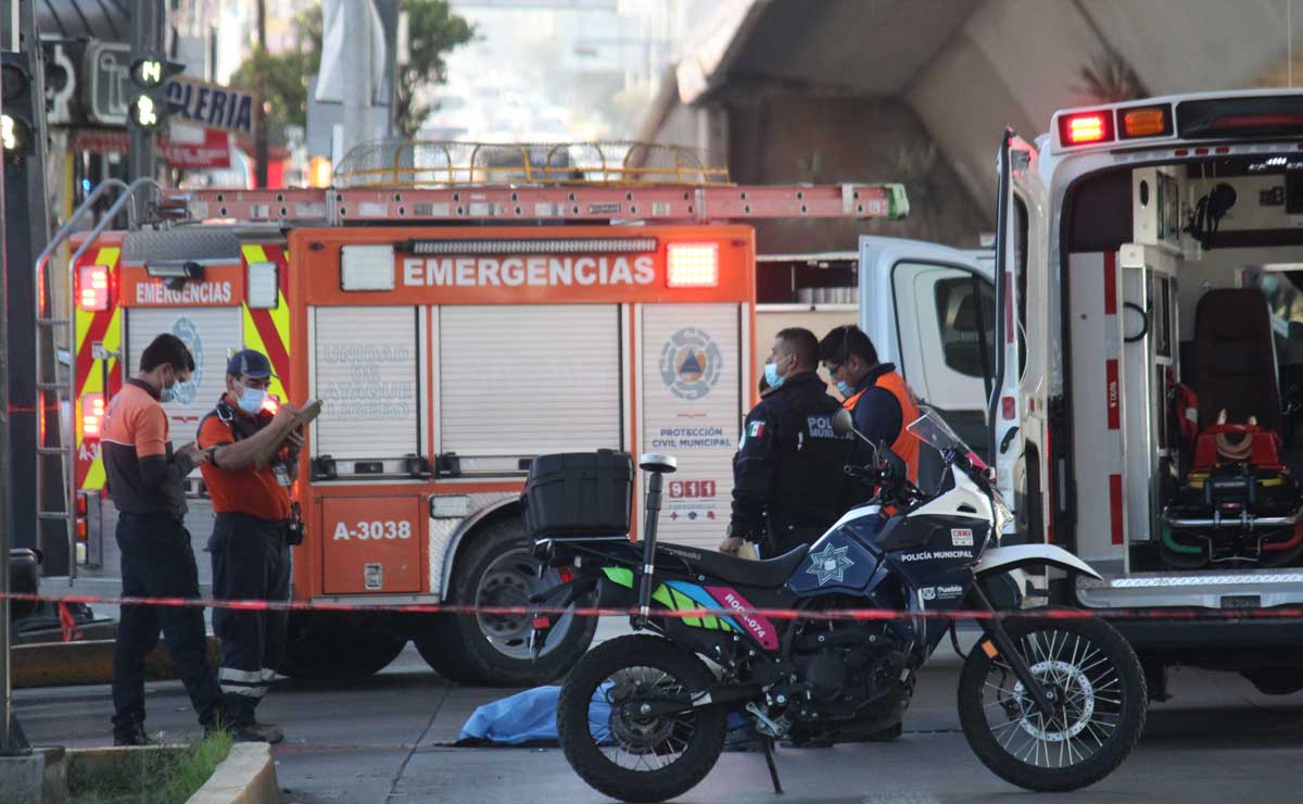 Muere mujer tras arrojarse de puente de la Calzada Zaragoza