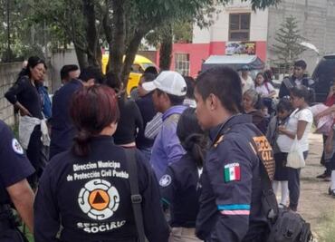 Camioneta de transporte escolar choca contra postes en Puebla: Hay 8 lesionados