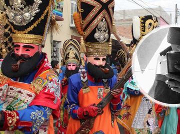 Madre migrante llora a su hijo muerto en el Carnaval de Huejotzingo