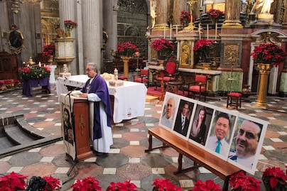 Rinden homenaje a Rafael Moreno Valle y Martha Erika Alonso con misa en la Catedral