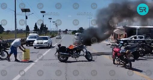 Pobladores bloquean carretera Tepetitla-Texmelucan; exigen seguridad tras abuso contra joven