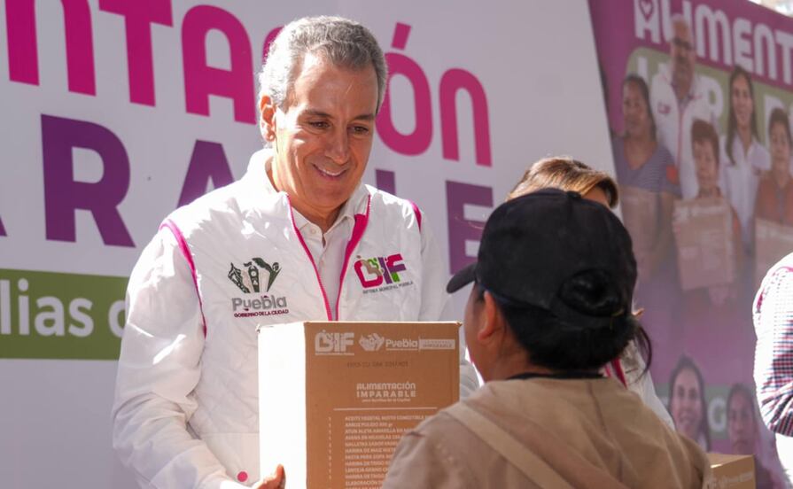 Pepe Chedraui y MariElise Budib recorren la capital entregando apoyos alimentarios a las familias poblanas
