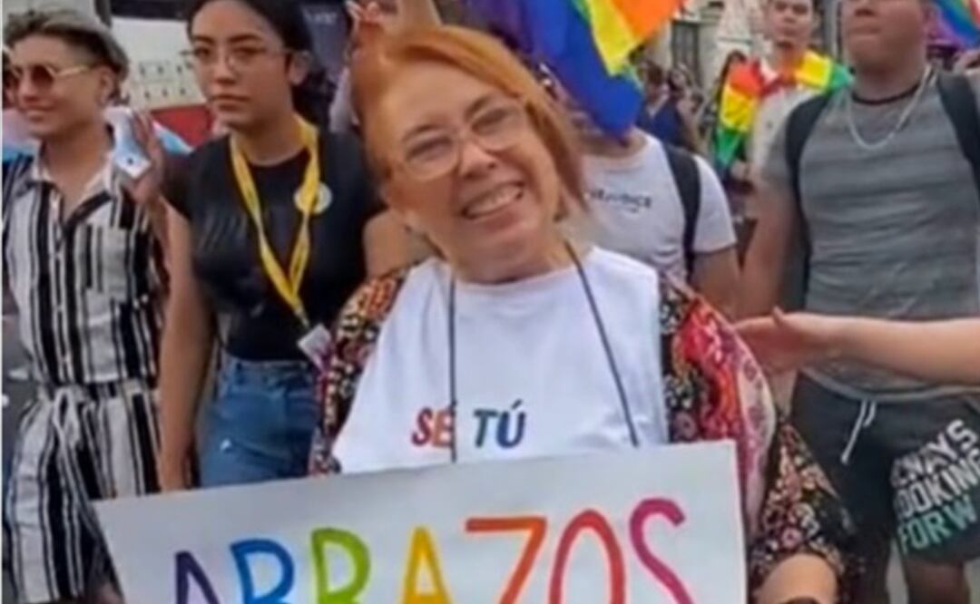 “Abrazos de mamá”: madre sale a reparte abrazos durante el Pride y se hace viral. Foto: Captura de video