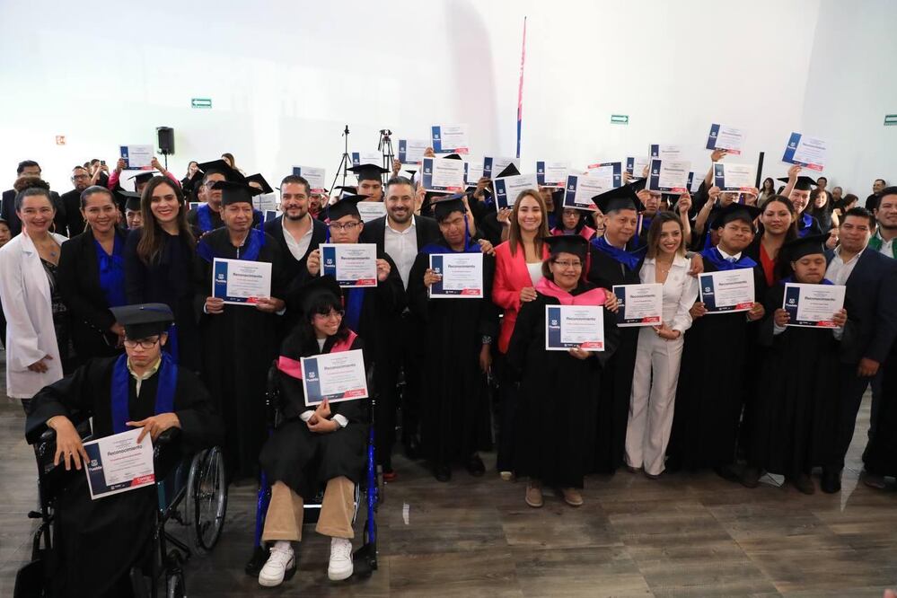 Este jueves se graduaron personas con discapacidad que reciben talleres en el SMDIF | Foto Ayuntamiento de Puebla