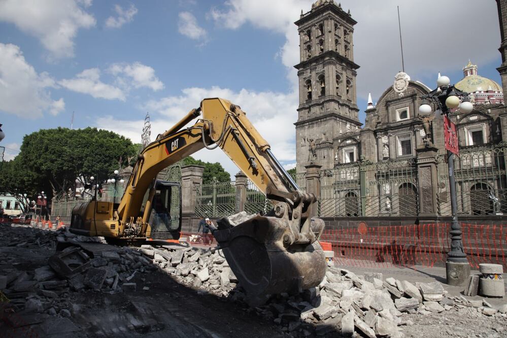 En la avenida 16 de Septiembre se hallaron restos óseos de animales y pedazos de vasijas | Foto: Agencia Es Imagen para El Universal Puebla
