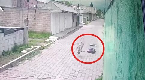 Video: Ciclista muere de forma inmediata tras caer a un bache en Tlaxcala
